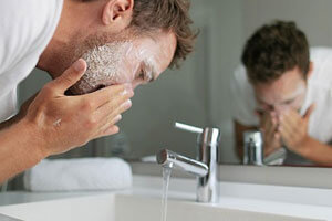 با انتخاب صابون بدون اسانس گلیسیرینه گلمر از داروخانه دکتر رشیدی ،آلودگی­‌ها را از سطح صورت خود پاک کنید. دارشید