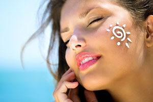 با کمک ضد آفتاب‌ها از پوست خود در برابر آفتاب سوختگی محافظت کنید؛خرید از داروخانه اینترنتی دارشید